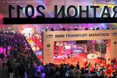 BMW Frankfurt Marathon 2011: Finish Einlauf und Siegerehrung Event Fotograf Thorsten Indra dokumentiert den BMW Frankfurt Marathon 2011 fuer BMW: Stimmung und Emotionen im Finish und bei der Siegerehrung in der Festhalle.