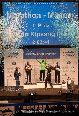 Event photographer Thorsten Indra documents the BMW Frankfurt Marathon 2011 for BMW: Mood and emotions in the finish area and awards at the Festhalle