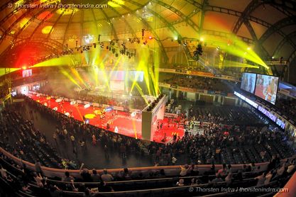 Event photographer Thorsten Indra documents the BMW Frankfurt Marathon 2011 for BMW: Mood and emotions in the finish area and awards at the Festhalle